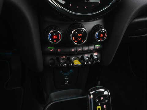 MINI Electric MINI Yours 33 kWh [3-Fase-11kW] {SoH-95%} (INCL-BTW) Aut. *HEATPUMP | LEATHER | HARMAN/KARDON | DIGI-COCKPIT | HEAD-UP | FULL-LED | NAVI-FULLMAP | HEATED-SPORTSEATS | DAB | CRUISE | KEYLESS | AMBIENTLIGHT | PRIVACY-GLASS | 17"ALU*