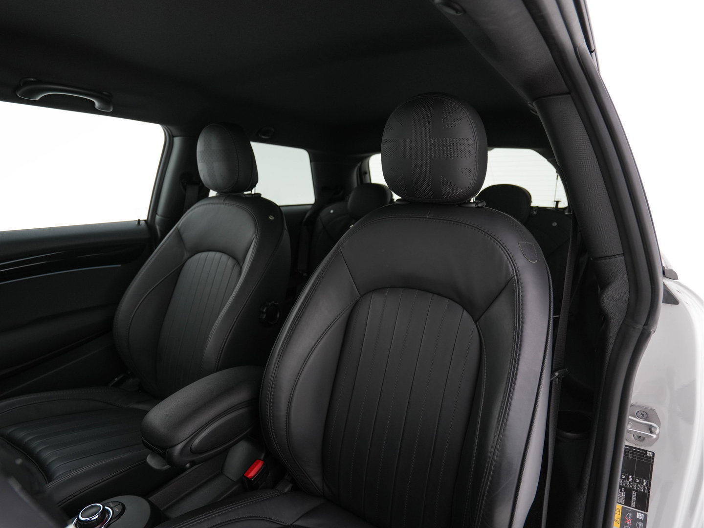 MINI Electric MINI Yours 33 kWh [3-Fase-11kW] {SoH-95%} (INCL-BTW) Aut. *HEATPUMP | LEATHER | HARMAN/KARDON | DIGI-COCKPIT | HEAD-UP | FULL-LED | NAVI-FULLMAP | HEATED-SPORTSEATS | DAB | CRUISE | KEYLESS | AMBIENTLIGHT | PRIVACY-GLASS | 17"ALU*