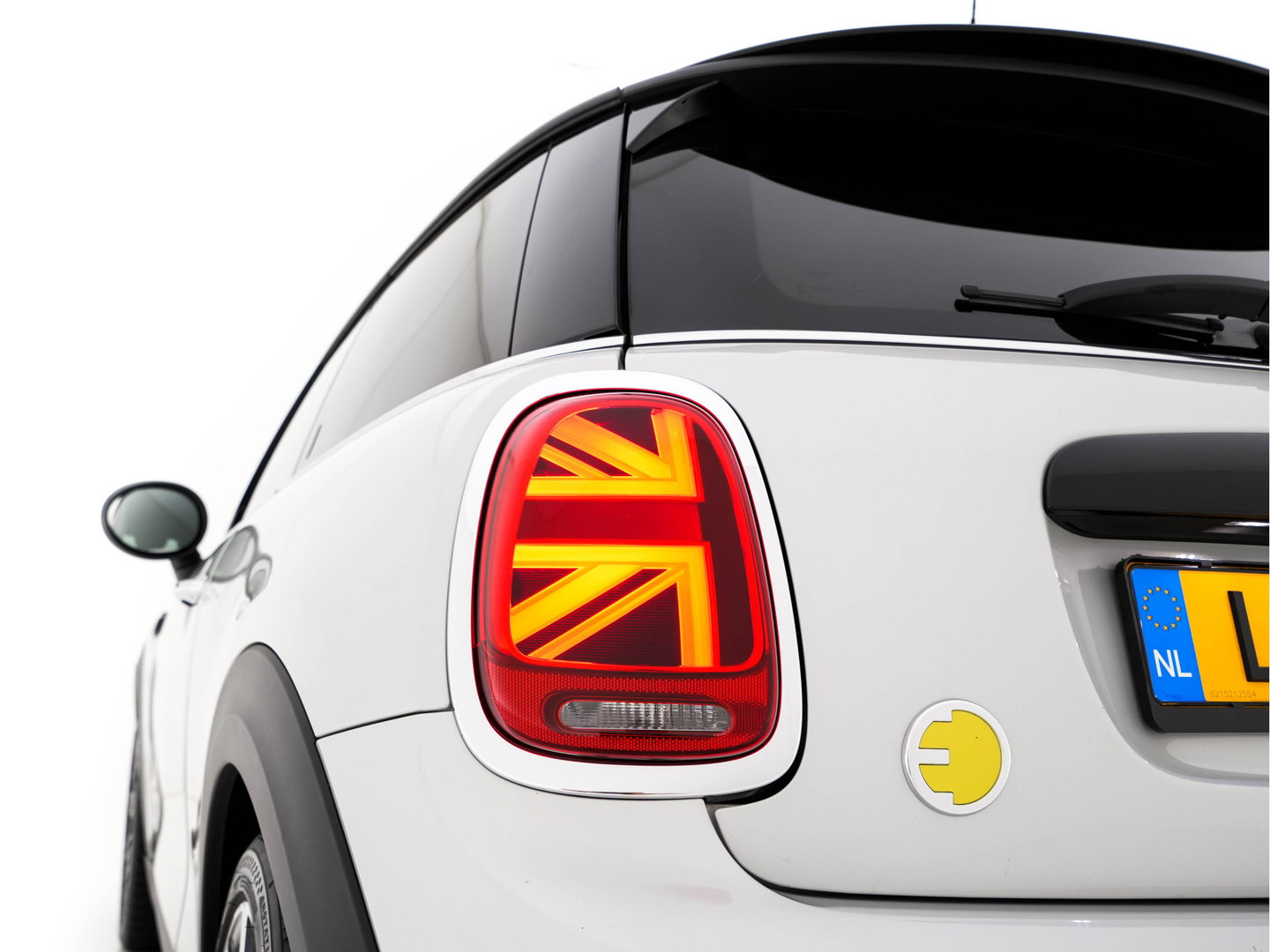 MINI Electric MINI Yours 33 kWh [3-Fase-11kW] {SoH-95%} (INCL-BTW) Aut. *HEATPUMP | LEATHER | HARMAN/KARDON | DIGI-COCKPIT | HEAD-UP | FULL-LED | NAVI-FULLMAP | HEATED-SPORTSEATS | DAB | CRUISE | KEYLESS | AMBIENTLIGHT | PRIVACY-GLASS | 17"ALU*