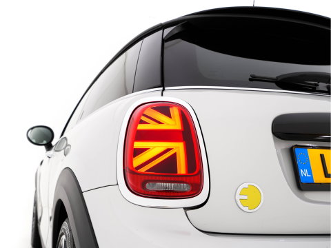 MINI Electric MINI Yours 33 kWh [3-Fase-11kW] {SoH-95%} (INCL-BTW) Aut. *HEATPUMP | LEATHER | HARMAN/KARDON | DIGI-COCKPIT | HEAD-UP | FULL-LED | NAVI-FULLMAP | HEATED-SPORTSEATS | DAB | CRUISE | KEYLESS | AMBIENTLIGHT | PRIVACY-GLASS | 17"ALU*