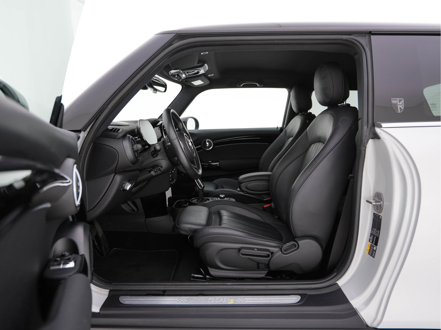 MINI Electric MINI Yours 33 kWh [3-Fase-11kW] {SoH-95%} (INCL-BTW) Aut. *HEATPUMP | LEATHER | HARMAN/KARDON | DIGI-COCKPIT | HEAD-UP | FULL-LED | NAVI-FULLMAP | HEATED-SPORTSEATS | DAB | CRUISE | KEYLESS | AMBIENTLIGHT | PRIVACY-GLASS | 17"ALU*