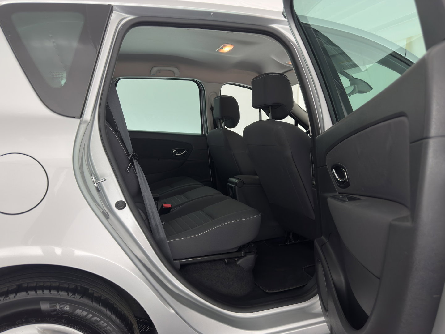 Renault Scénic 1.5 dCi Limited Aut. *DIGI-COCKPIT | NAVI-FULLMAP | HEATED-COMFORTSEATS | KEYLESS | PRIVACY-GLASS | ECC | PDC | 16''ALU*