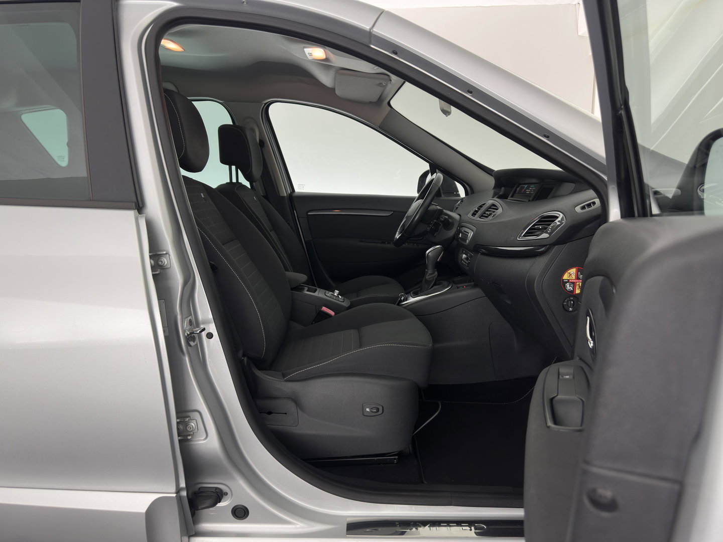 Renault Scénic 1.5 dCi Limited Aut. *DIGI-COCKPIT | NAVI-FULLMAP | HEATED-COMFORTSEATS | KEYLESS | PRIVACY-GLASS | ECC | PDC | 16''ALU*