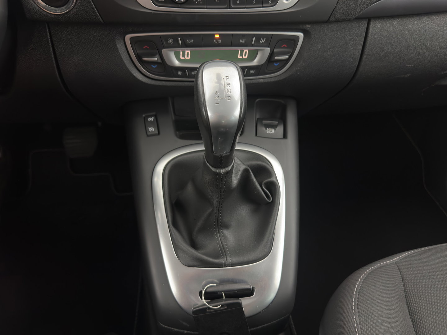 Renault Scénic 1.5 dCi Limited Aut. *DIGI-COCKPIT | NAVI-FULLMAP | HEATED-COMFORTSEATS | KEYLESS | PRIVACY-GLASS | ECC | PDC | 16''ALU*