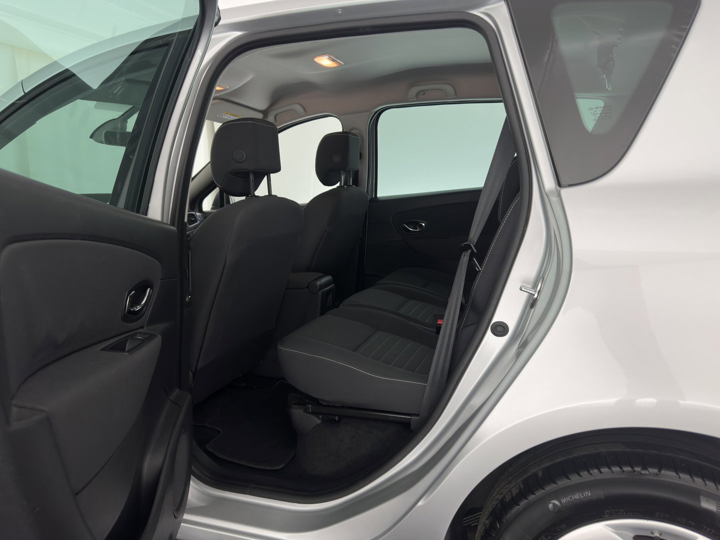 Renault Scénic 1.5 dCi Limited Aut. *DIGI-COCKPIT | NAVI-FULLMAP | HEATED-COMFORTSEATS | KEYLESS | PRIVACY-GLASS | ECC | PDC | 16''ALU*