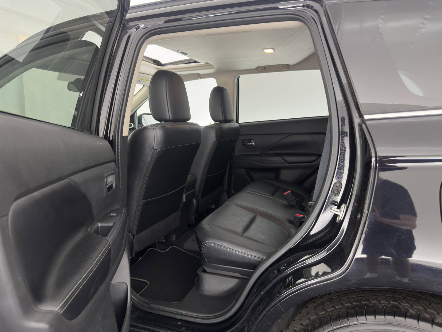 Mitsubishi Outlander 2.0 PHEV Instyle (Plug-In) {SoH-94%} Aut. *PANO | LEATHER | XENON | NAVI-FULLMAP | KEYLESS | CAMERA | HEATED-COMFORTSEATS | ECC | SHIFTPADDELS | PDC | CRUISE | DAB | PRIVACY-GLASS | ROCKFORD-AUDIO | LANE-ASSIST | 18"ALU