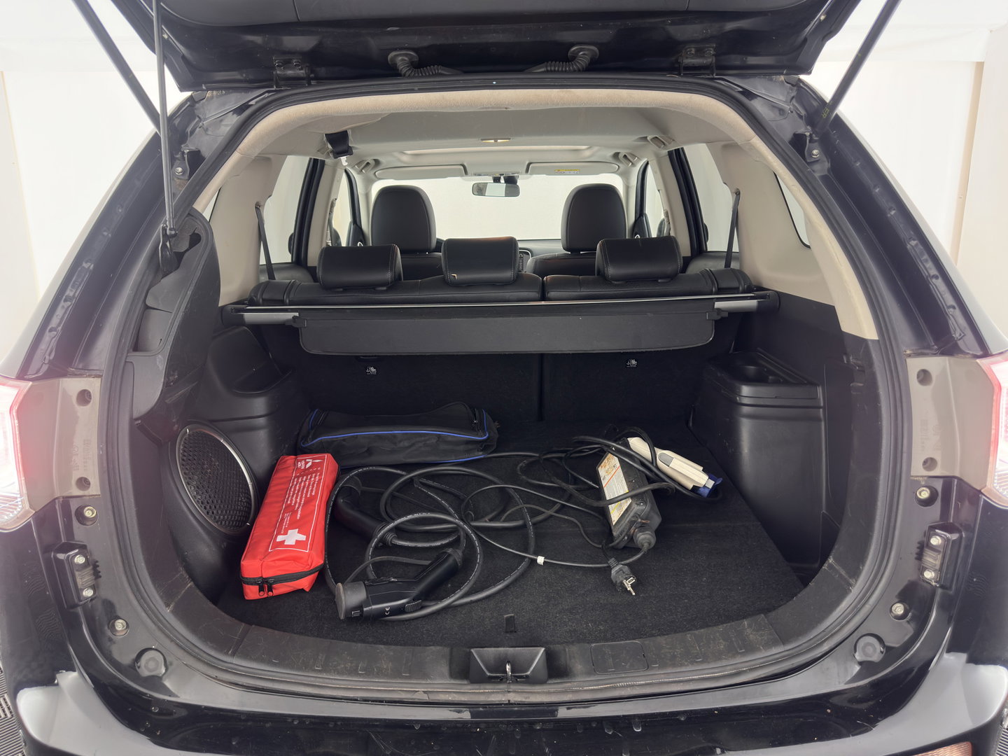 Mitsubishi Outlander 2.0 PHEV Instyle (Plug-In) {SoH-94%} Aut. *PANO | LEATHER | XENON | NAVI-FULLMAP | KEYLESS | CAMERA | HEATED-COMFORTSEATS | ECC | SHIFTPADDELS | PDC | CRUISE | DAB | PRIVACY-GLASS | ROCKFORD-AUDIO | LANE-ASSIST | 18"ALU