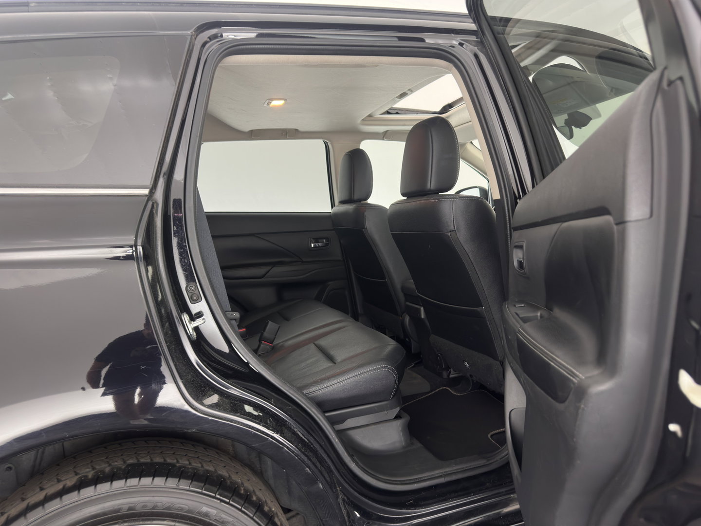 Mitsubishi Outlander 2.0 PHEV Instyle (Plug-In) {SoH-94%} Aut. *PANO | LEATHER | XENON | NAVI-FULLMAP | KEYLESS | CAMERA | HEATED-COMFORTSEATS | ECC | SHIFTPADDELS | PDC | CRUISE | DAB | PRIVACY-GLASS | ROCKFORD-AUDIO | LANE-ASSIST | 18"ALU