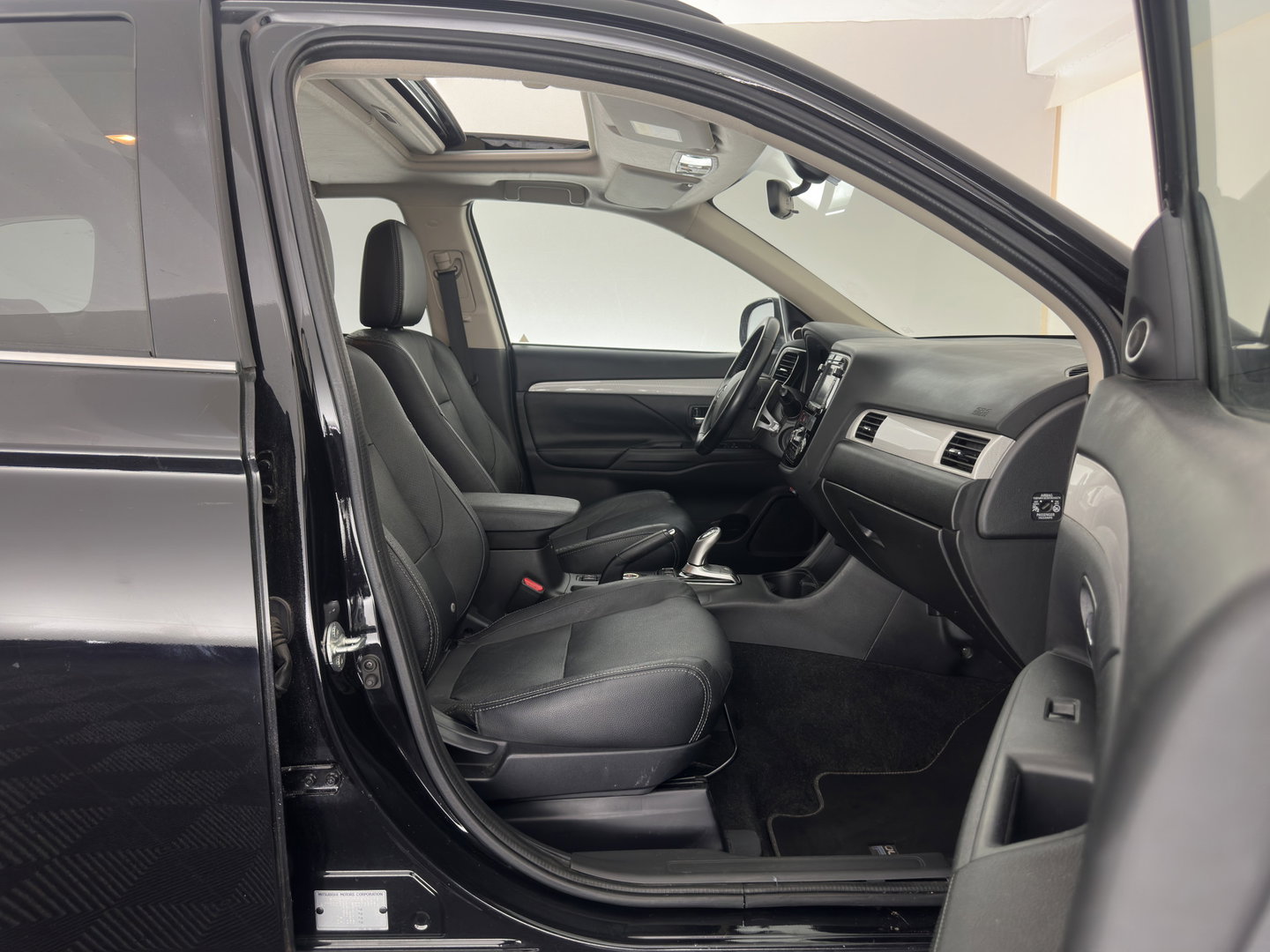 Mitsubishi Outlander 2.0 PHEV Instyle (Plug-In) {SoH-94%} Aut. *PANO | LEATHER | XENON | NAVI-FULLMAP | KEYLESS | CAMERA | HEATED-COMFORTSEATS | ECC | SHIFTPADDELS | PDC | CRUISE | DAB | PRIVACY-GLASS | ROCKFORD-AUDIO | LANE-ASSIST | 18"ALU