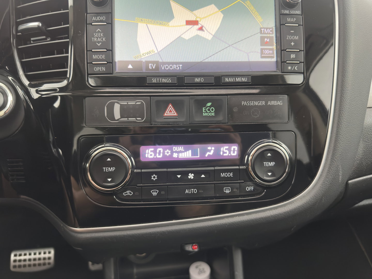 Mitsubishi Outlander 2.0 PHEV Instyle (Plug-In) {SoH-94%} Aut. *PANO | LEATHER | XENON | NAVI-FULLMAP | KEYLESS | CAMERA | HEATED-COMFORTSEATS | ECC | SHIFTPADDELS | PDC | CRUISE | DAB | PRIVACY-GLASS | ROCKFORD-AUDIO | LANE-ASSIST | 18"ALU