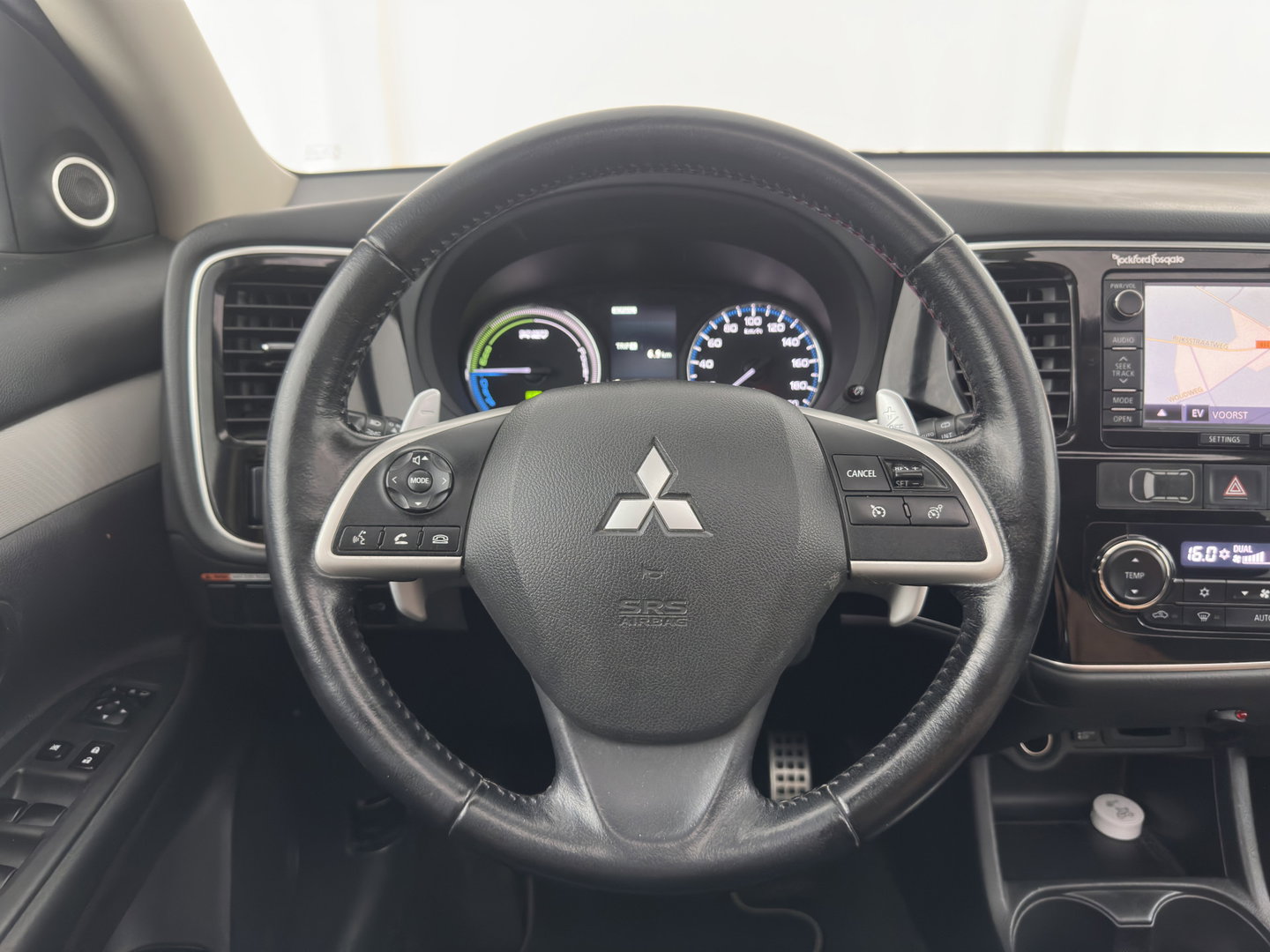 Mitsubishi Outlander 2.0 PHEV Instyle (Plug-In) {SoH-94%} Aut. *PANO | LEATHER | XENON | NAVI-FULLMAP | KEYLESS | CAMERA | HEATED-COMFORTSEATS | ECC | SHIFTPADDELS | PDC | CRUISE | DAB | PRIVACY-GLASS | ROCKFORD-AUDIO | LANE-ASSIST | 18"ALU