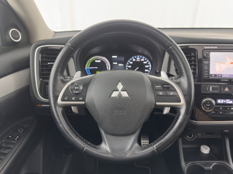 Mitsubishi Outlander 2.0 PHEV Instyle (Plug-In) {SoH-94%} Aut. *PANO | LEATHER | XENON | NAVI-FULLMAP | KEYLESS | CAMERA | HEATED-COMFORTSEATS | ECC | SHIFTPADDELS | PDC | CRUISE | DAB | PRIVACY-GLASS | ROCKFORD-AUDIO | LANE-ASSIST | 18"ALU