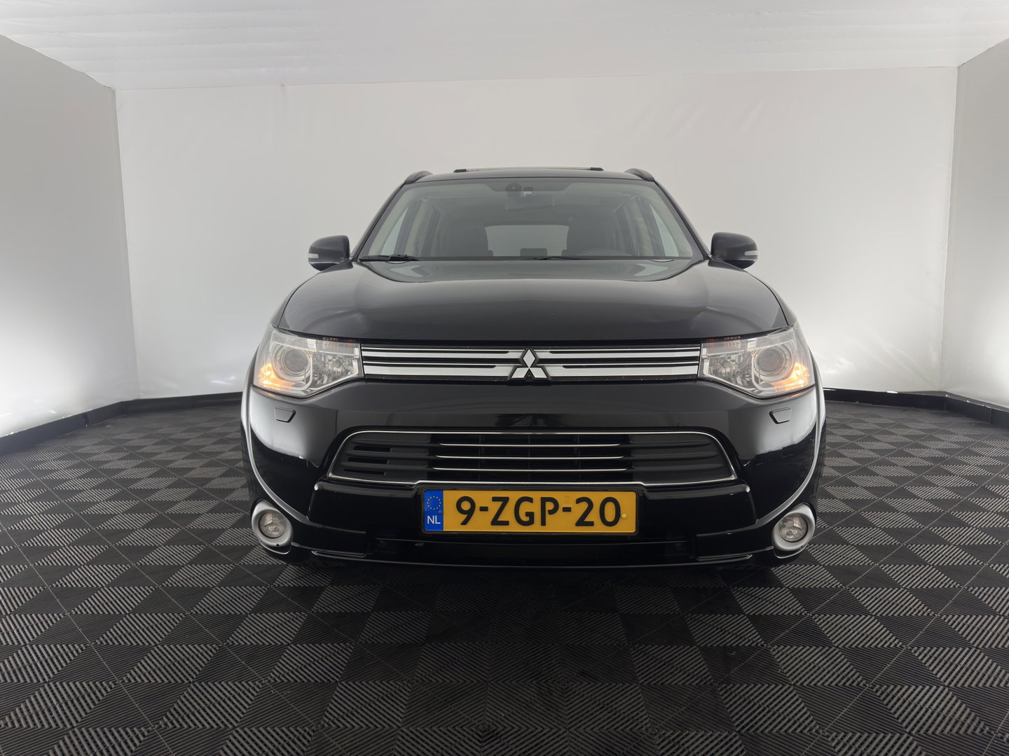 Mitsubishi Outlander 2.0 PHEV Instyle (Plug-In) {SoH-94%} Aut. *PANO | LEATHER | XENON | NAVI-FULLMAP | KEYLESS | CAMERA | HEATED-COMFORTSEATS | ECC | SHIFTPADDELS | PDC | CRUISE | DAB | PRIVACY-GLASS | ROCKFORD-AUDIO | LANE-ASSIST | 18"ALU