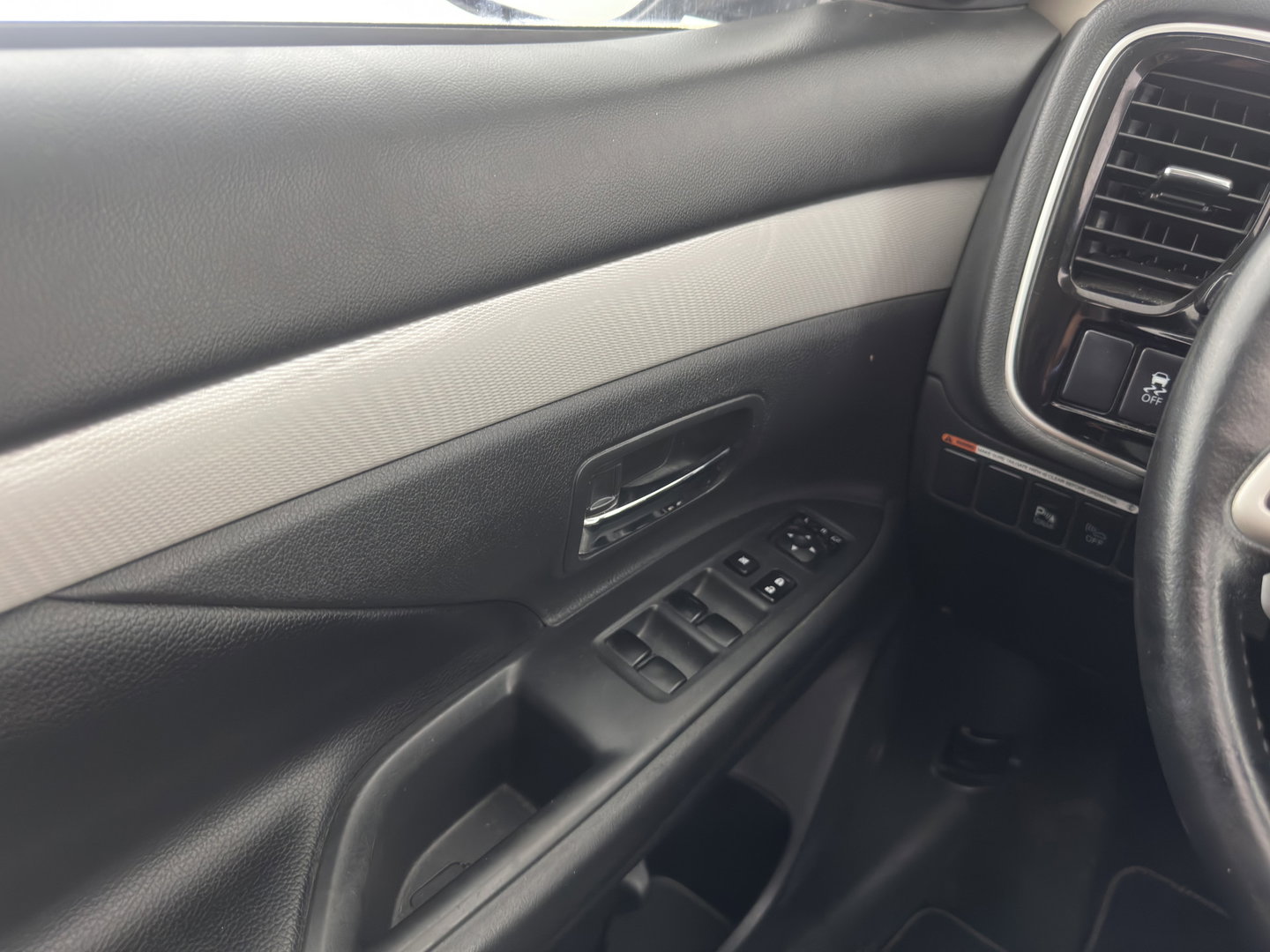 Mitsubishi Outlander 2.0 PHEV Instyle (Plug-In) {SoH-94%} Aut. *PANO | LEATHER | XENON | NAVI-FULLMAP | KEYLESS | CAMERA | HEATED-COMFORTSEATS | ECC | SHIFTPADDELS | PDC | CRUISE | DAB | PRIVACY-GLASS | ROCKFORD-AUDIO | LANE-ASSIST | 18"ALU