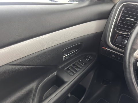 Mitsubishi Outlander 2.0 PHEV Instyle (Plug-In) {SoH-94%} Aut. *PANO | LEATHER | XENON | NAVI-FULLMAP | KEYLESS | CAMERA | HEATED-COMFORTSEATS | ECC | SHIFTPADDELS | PDC | CRUISE | DAB | PRIVACY-GLASS | ROCKFORD-AUDIO | LANE-ASSIST | 18"ALU