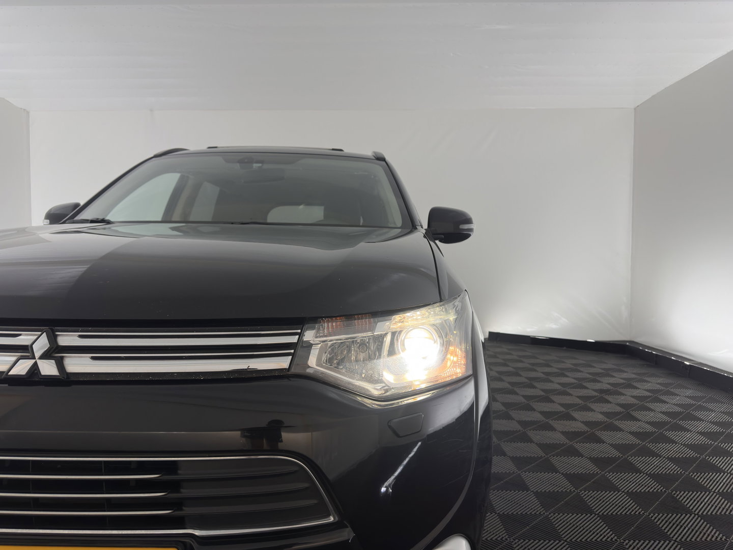 Mitsubishi Outlander 2.0 PHEV Instyle (Plug-In) {SoH-94%} Aut. *PANO | LEATHER | XENON | NAVI-FULLMAP | KEYLESS | CAMERA | HEATED-COMFORTSEATS | ECC | SHIFTPADDELS | PDC | CRUISE | DAB | PRIVACY-GLASS | ROCKFORD-AUDIO | LANE-ASSIST | 18"ALU