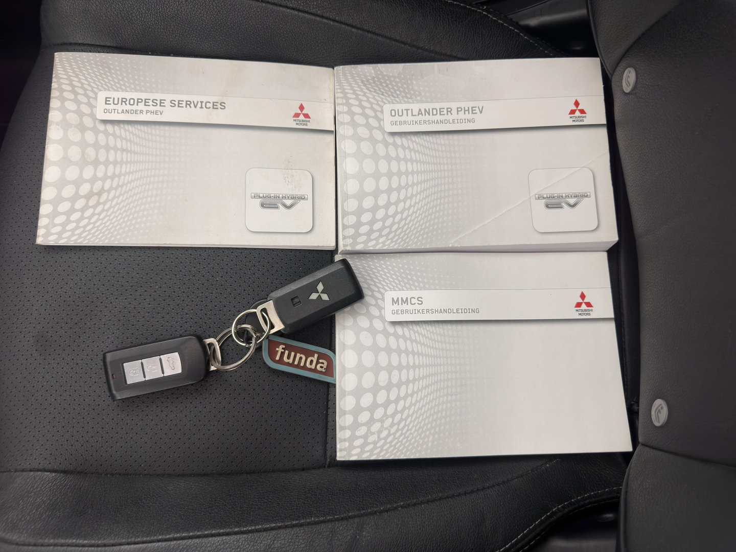Mitsubishi Outlander 2.0 PHEV Instyle (Plug-In) {SoH-94%} Aut. *PANO | LEATHER | XENON | NAVI-FULLMAP | KEYLESS | CAMERA | HEATED-COMFORTSEATS | ECC | SHIFTPADDELS | PDC | CRUISE | DAB | PRIVACY-GLASS | ROCKFORD-AUDIO | LANE-ASSIST | 18"ALU