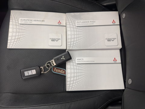 Mitsubishi Outlander 2.0 PHEV Instyle (Plug-In) {SoH-94%} Aut. *PANO | LEATHER | XENON | NAVI-FULLMAP | KEYLESS | CAMERA | HEATED-COMFORTSEATS | ECC | SHIFTPADDELS | PDC | CRUISE | DAB | PRIVACY-GLASS | ROCKFORD-AUDIO | LANE-ASSIST | 18"ALU
