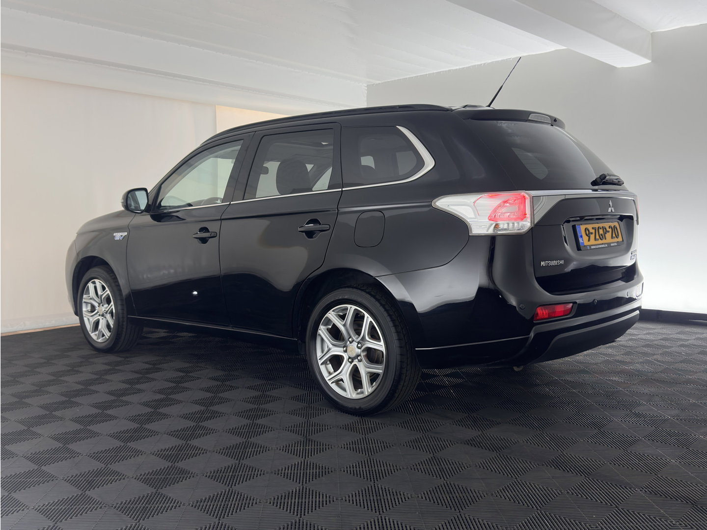 Mitsubishi Outlander 2.0 PHEV Instyle (Plug-In) {SoH-94%} Aut. *PANO | LEATHER | XENON | NAVI-FULLMAP | KEYLESS | CAMERA | HEATED-COMFORTSEATS | ECC | SHIFTPADDELS | PDC | CRUISE | DAB | PRIVACY-GLASS | ROCKFORD-AUDIO | LANE-ASSIST | 18"ALU