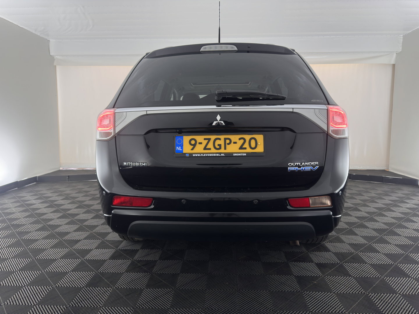 Mitsubishi Outlander 2.0 PHEV Instyle (Plug-In) {SoH-94%} Aut. *PANO | LEATHER | XENON | NAVI-FULLMAP | KEYLESS | CAMERA | HEATED-COMFORTSEATS | ECC | SHIFTPADDELS | PDC | CRUISE | DAB | PRIVACY-GLASS | ROCKFORD-AUDIO | LANE-ASSIST | 18"ALU