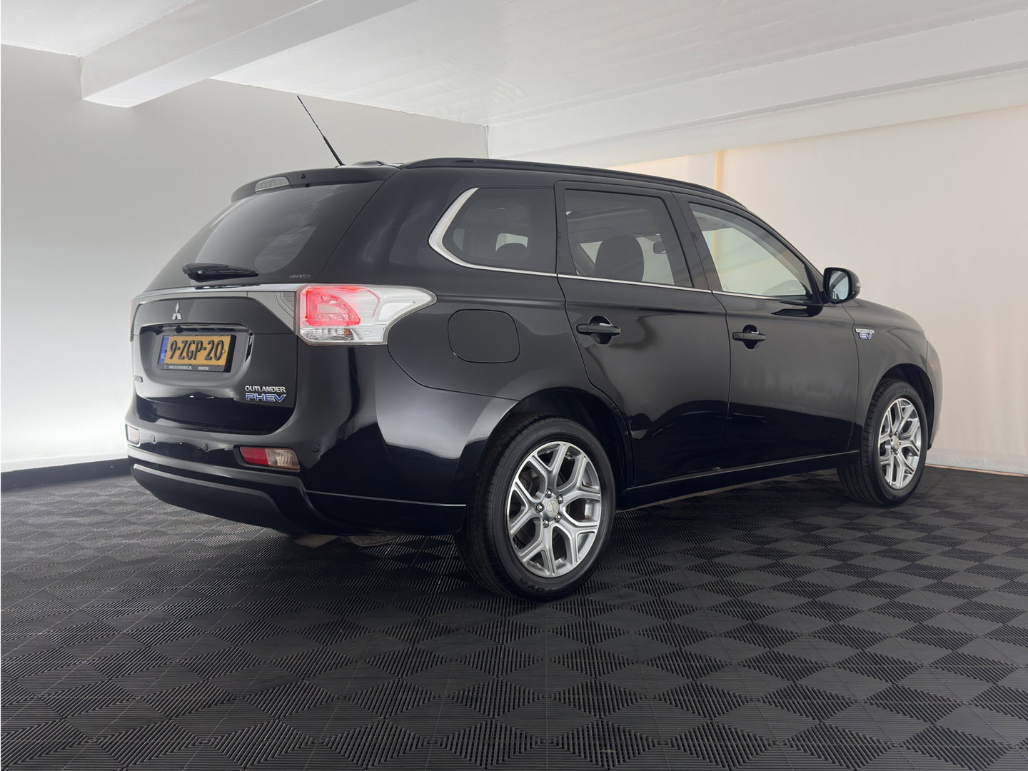 Mitsubishi Outlander 2.0 PHEV Instyle (Plug-In) {SoH-94%} Aut. *PANO | LEATHER | XENON | NAVI-FULLMAP | KEYLESS | CAMERA | HEATED-COMFORTSEATS | ECC | SHIFTPADDELS | PDC | CRUISE | DAB | PRIVACY-GLASS | ROCKFORD-AUDIO | LANE-ASSIST | 18"ALU