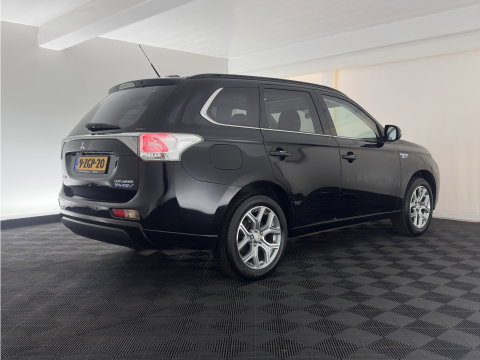 Mitsubishi Outlander 2.0 PHEV Instyle (Plug-In) {SoH-94%} Aut. *PANO | LEATHER | XENON | NAVI-FULLMAP | KEYLESS | CAMERA | HEATED-COMFORTSEATS | ECC | SHIFTPADDELS | PDC | CRUISE | DAB | PRIVACY-GLASS | ROCKFORD-AUDIO | LANE-ASSIST | 18"ALU