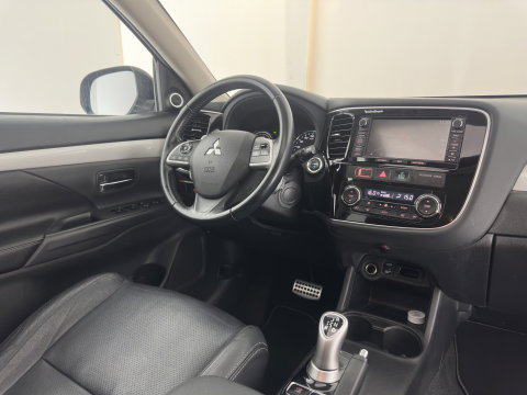 Mitsubishi Outlander 2.0 PHEV Instyle (Plug-In) {SoH-94%} Aut. *PANO | LEATHER | XENON | NAVI-FULLMAP | KEYLESS | CAMERA | HEATED-COMFORTSEATS | ECC | SHIFTPADDELS | PDC | CRUISE | DAB | PRIVACY-GLASS | ROCKFORD-AUDIO | LANE-ASSIST | 18"ALU