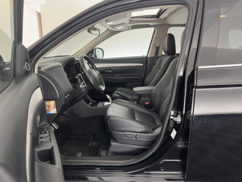 Mitsubishi Outlander 2.0 PHEV Instyle (Plug-In) {SoH-94%} Aut. *PANO | LEATHER | XENON | NAVI-FULLMAP | KEYLESS | CAMERA | HEATED-COMFORTSEATS | ECC | SHIFTPADDELS | PDC | CRUISE | DAB | PRIVACY-GLASS | ROCKFORD-AUDIO | LANE-ASSIST | 18"ALU