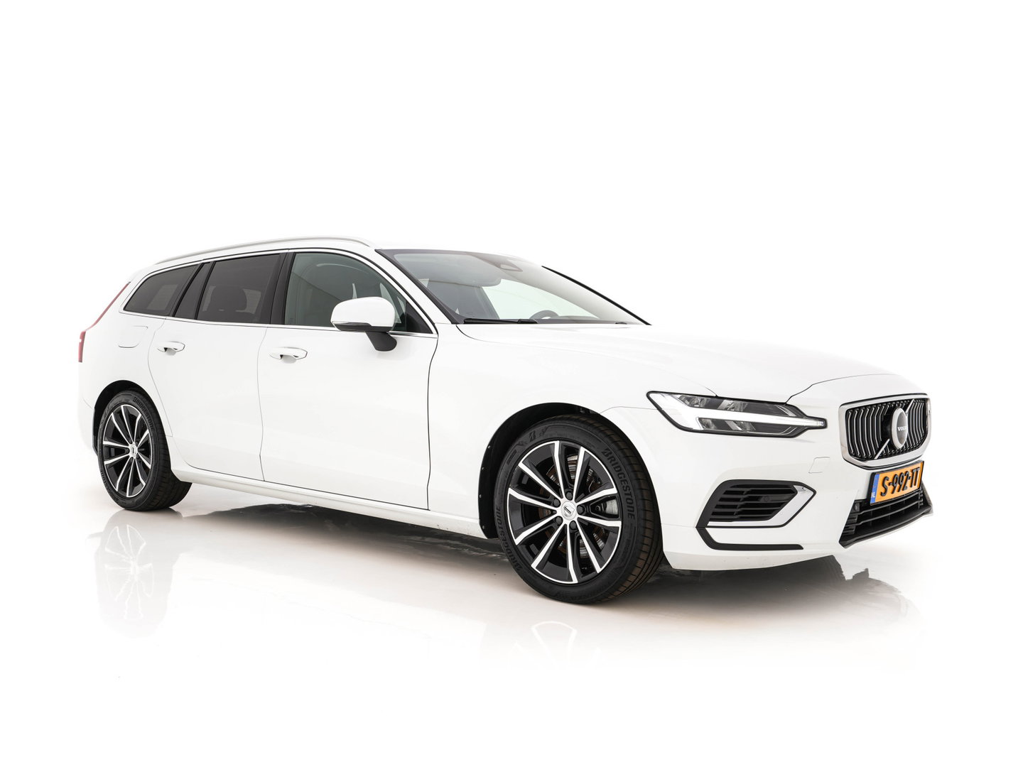 Volvo V60 2.0 T6 Core Bright AWD (Plug-In) {SoH-97%} (INCL-BTW)  Aut. *FULL-LED | DIGI-COCKPIT | CAMERA | HEATED-COMFORTSEATS | KEYLESS | DAB | PRIVACY-GLASS | CARPLAY | NAVI-FULLMAP | TOWBAR | 18''ALU*