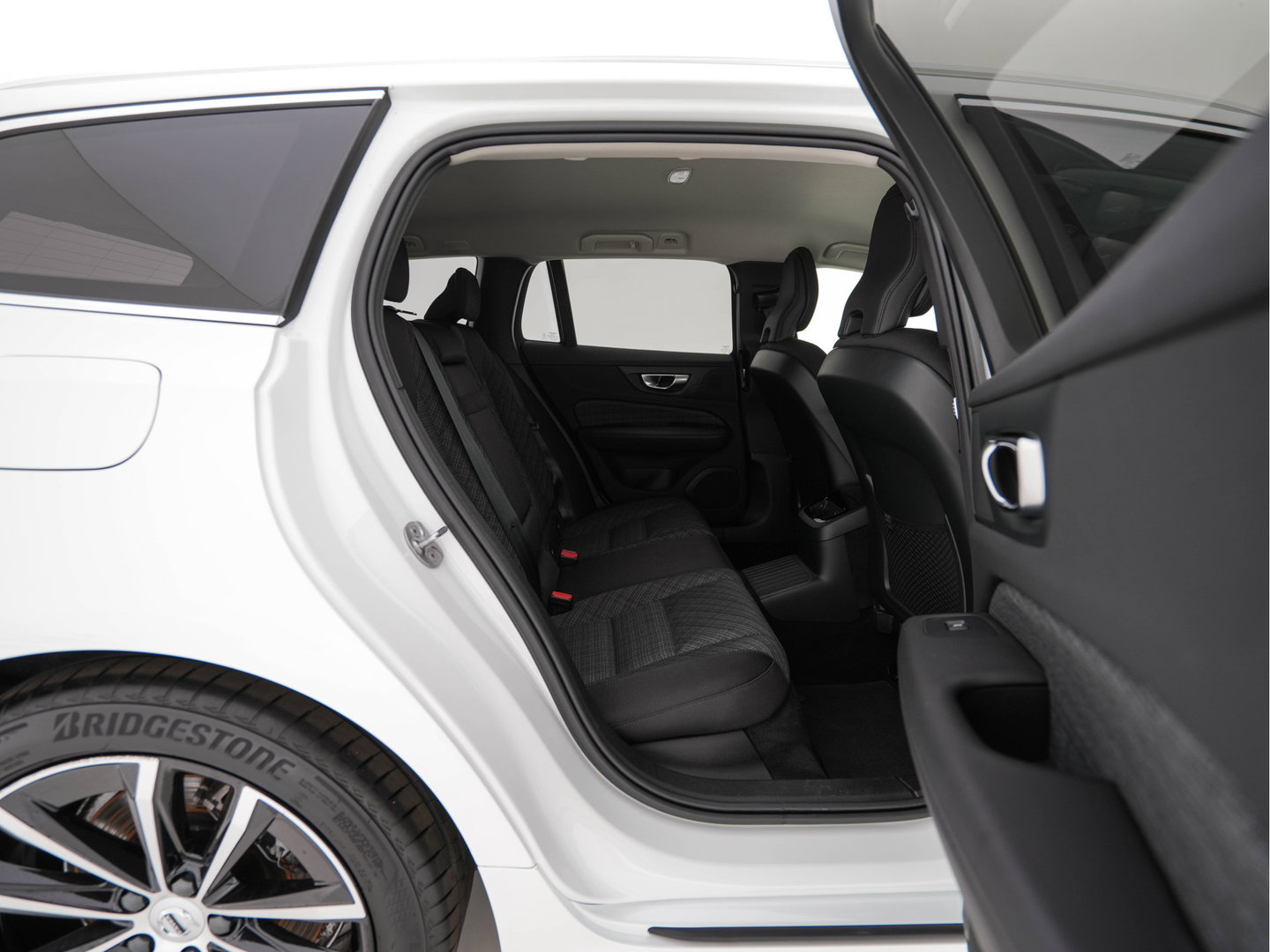 Volvo V60 2.0 T6 Core Bright AWD (Plug-In) {SoH-97%} (INCL-BTW)  Aut. *FULL-LED | DIGI-COCKPIT | CAMERA | HEATED-COMFORTSEATS | KEYLESS | DAB | PRIVACY-GLASS | CARPLAY | NAVI-FULLMAP | TOWBAR | 18''ALU*