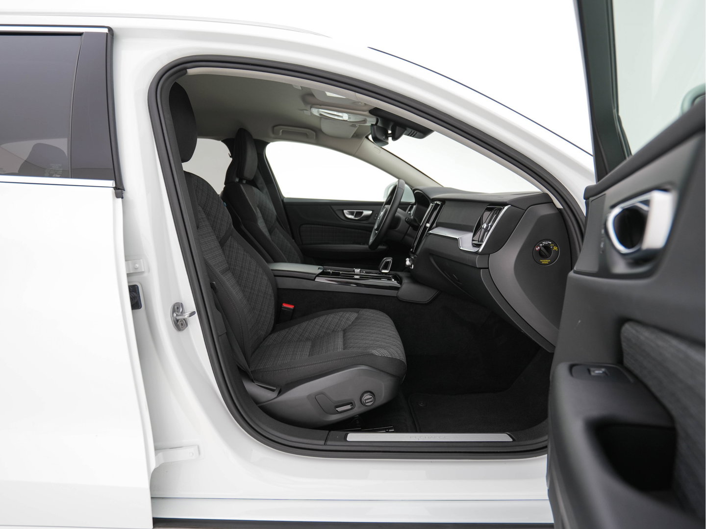 Volvo V60 2.0 T6 Core Bright AWD (Plug-In) {SoH-97%} (INCL-BTW)  Aut. *FULL-LED | DIGI-COCKPIT | CAMERA | HEATED-COMFORTSEATS | KEYLESS | DAB | PRIVACY-GLASS | CARPLAY | NAVI-FULLMAP | TOWBAR | 18''ALU*