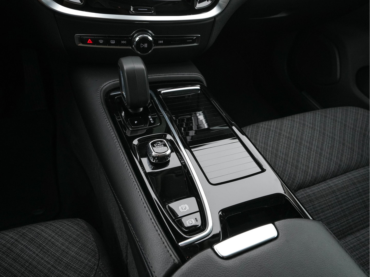 Volvo V60 2.0 T6 Core Bright AWD (Plug-In) {SoH-97%} (INCL-BTW)  Aut. *FULL-LED | DIGI-COCKPIT | CAMERA | HEATED-COMFORTSEATS | KEYLESS | DAB | PRIVACY-GLASS | CARPLAY | NAVI-FULLMAP | TOWBAR | 18''ALU*