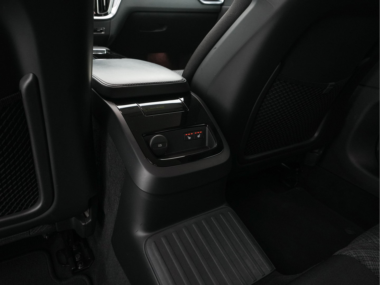 Volvo V60 2.0 T6 Core Bright AWD (Plug-In) {SoH-97%} (INCL-BTW)  Aut. *FULL-LED | DIGI-COCKPIT | CAMERA | HEATED-COMFORTSEATS | KEYLESS | DAB | PRIVACY-GLASS | CARPLAY | NAVI-FULLMAP | TOWBAR | 18''ALU*