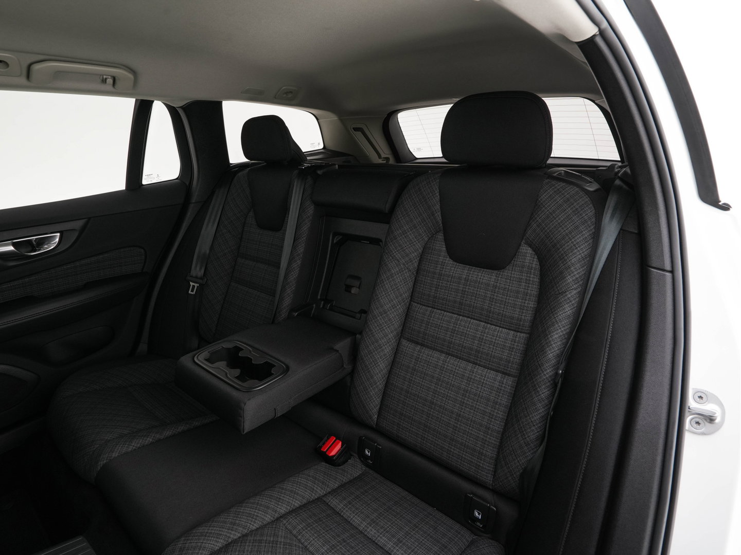 Volvo V60 2.0 T6 Core Bright AWD (Plug-In) {SoH-97%} (INCL-BTW)  Aut. *FULL-LED | DIGI-COCKPIT | CAMERA | HEATED-COMFORTSEATS | KEYLESS | DAB | PRIVACY-GLASS | CARPLAY | NAVI-FULLMAP | TOWBAR | 18''ALU*