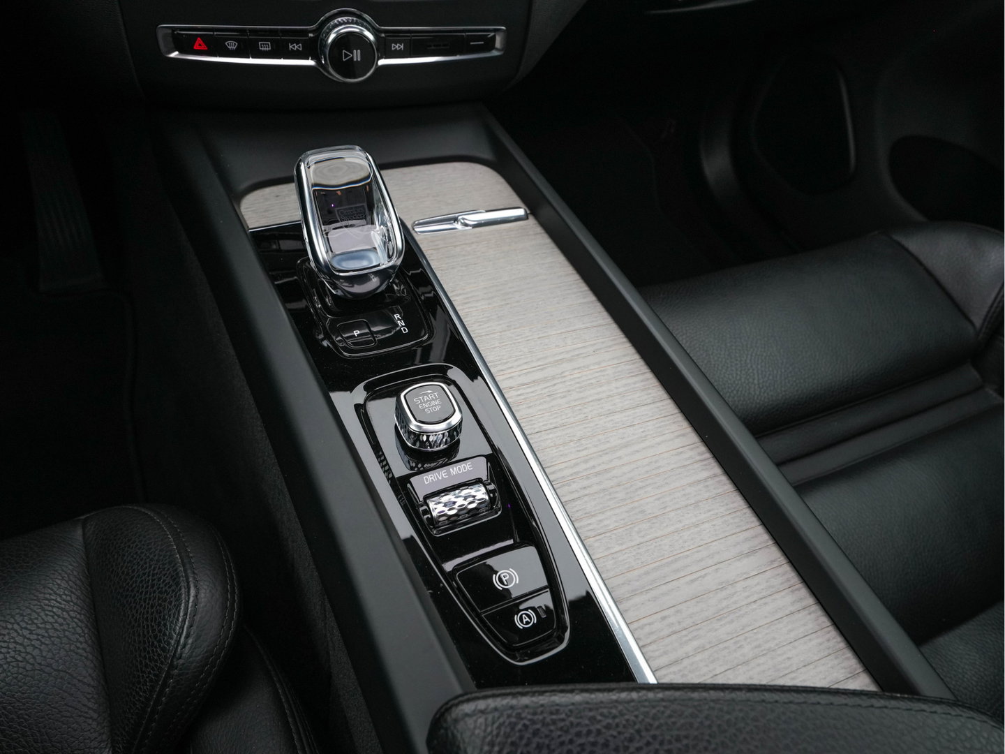 Volvo XC60 2.0 T8 Twin Engine Inscription AWD (Plug-In) *PANO | LEATHER | FULL-LED | BOWERS&WILKINS | MEMORY-PACK | BLINDSPOT | DIGI-COCKPIT | HEATED-COMFORTSEATS | TOPVIEW | NAVI-FULLMAP | ECC | PDC | HEAD-UP |  TOWBAR | 20''ALU *