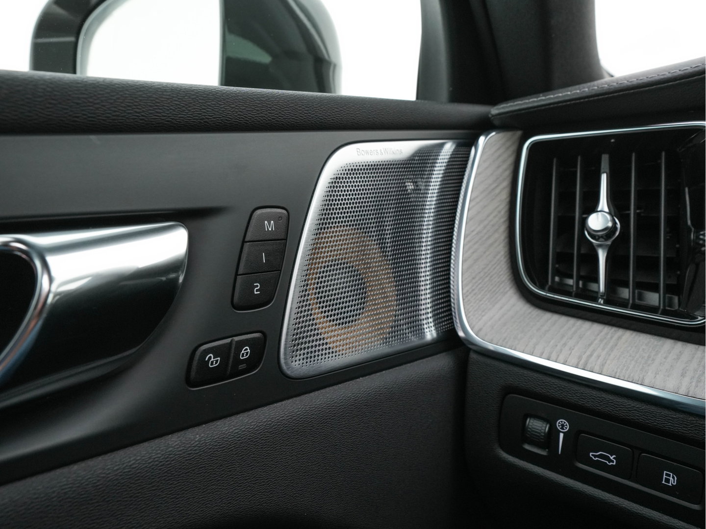 Volvo XC60 2.0 T8 Twin Engine Inscription AWD (Plug-In) *PANO | LEATHER | FULL-LED | BOWERS&WILKINS | MEMORY-PACK | BLINDSPOT | DIGI-COCKPIT | HEATED-COMFORTSEATS | TOPVIEW | NAVI-FULLMAP | ECC | PDC | HEAD-UP |  TOWBAR | 20''ALU *