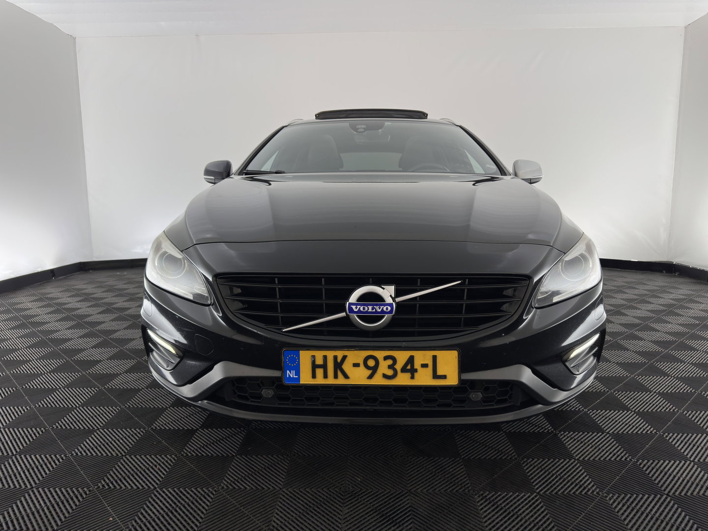 Volvo V60 2.4 D6 Twin Engine R-Design AWD (Plug-In) Aut. *PANO | LEATHER | XENON | MEMORY-PACK | NAVI-FULLMAP | HEATED-SPORTSEATS | PRIVACY-GLASS | ECC | PDC | CRUISE | TOWBAR | 18''ALU*