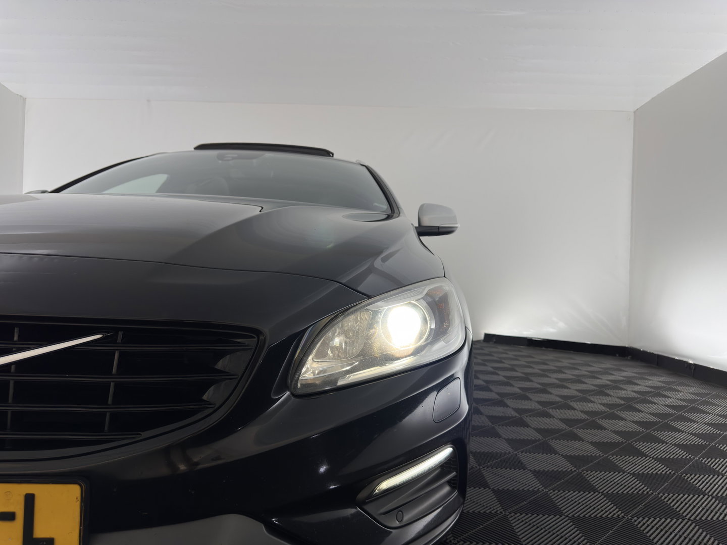 Volvo V60 2.4 D6 Twin Engine R-Design AWD (Plug-In) Aut. *PANO | LEATHER | XENON | MEMORY-PACK | NAVI-FULLMAP | HEATED-SPORTSEATS | PRIVACY-GLASS | ECC | PDC | CRUISE | TOWBAR | 18''ALU*