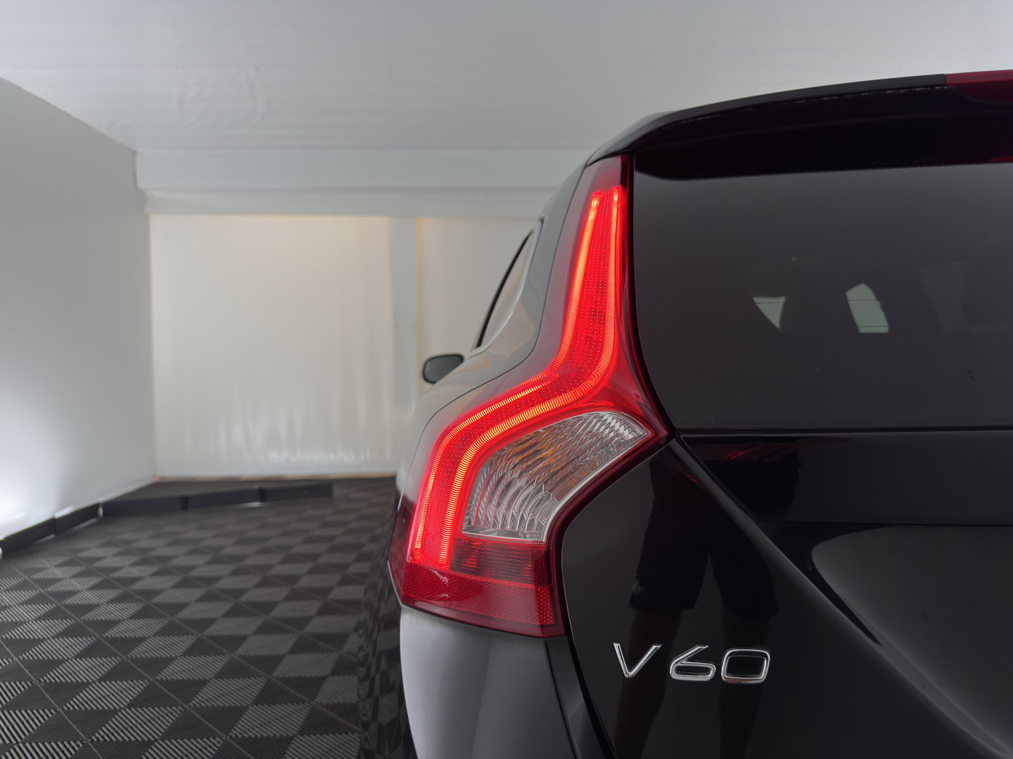Volvo V60 2.4 D6 Twin Engine R-Design AWD (Plug-In) Aut. *PANO | LEATHER | XENON | MEMORY-PACK | NAVI-FULLMAP | HEATED-SPORTSEATS | PRIVACY-GLASS | ECC | PDC | CRUISE | TOWBAR | 18''ALU*
