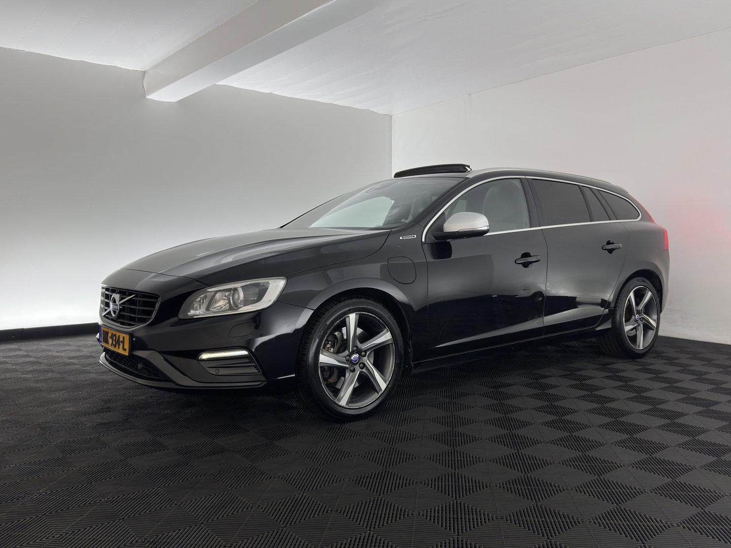 Volvo V60 2.4 D6 Twin Engine R-Design AWD (Plug-In) Aut. *PANO | LEATHER | XENON | MEMORY-PACK | NAVI-FULLMAP | HEATED-SPORTSEATS | PRIVACY-GLASS | ECC | PDC | CRUISE | TOWBAR | 18''ALU*