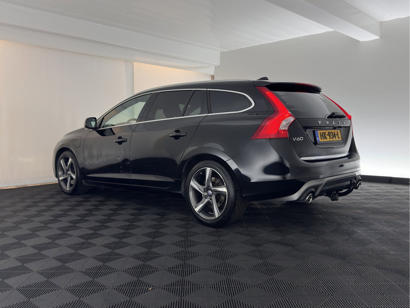 Volvo V60 2.4 D6 Twin Engine R-Design AWD (Plug-In) Aut. *PANO | LEATHER | XENON | MEMORY-PACK | NAVI-FULLMAP | HEATED-SPORTSEATS | PRIVACY-GLASS | ECC | PDC | CRUISE | TOWBAR | 18''ALU*