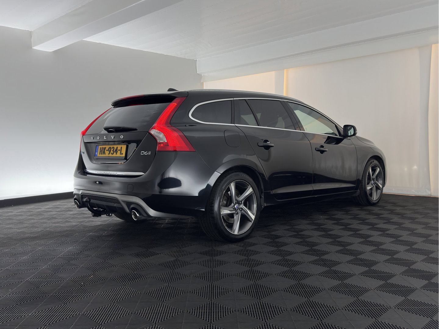 Volvo V60 2.4 D6 Twin Engine R-Design AWD (Plug-In) Aut. *PANO | LEATHER | XENON | MEMORY-PACK | NAVI-FULLMAP | HEATED-SPORTSEATS | PRIVACY-GLASS | ECC | PDC | CRUISE | TOWBAR | 18''ALU*