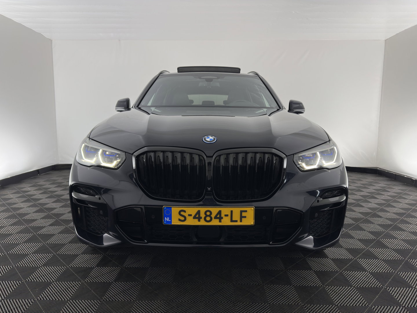 BMW X5 xDrive45e M-Sportpack High Executive (Plug-In) {SoH-91%} (INCL-BTW) *PANO | LEATHER | LASER-LED | HARMAN/KARDON | MEMORY-PACK | TOPVIEW | ADAPTIVE-CRUISE | BLINDSPOT | DIGI-COCKPIT | PRIVACY-GLASS | SHIFTPADDLES | HEAD-UP | TOWBAR | 22''A