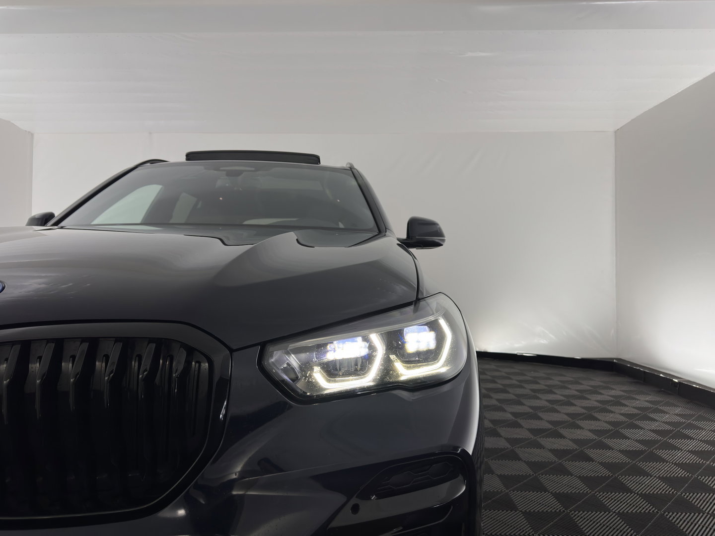 BMW X5 xDrive45e M-Sportpack High Executive (Plug-In) {SoH-91%} (INCL-BTW) *PANO | LEATHER | LASER-LED | HARMAN/KARDON | MEMORY-PACK | TOPVIEW | ADAPTIVE-CRUISE | BLINDSPOT | DIGI-COCKPIT | PRIVACY-GLASS | SHIFTPADDLES | HEAD-UP | TOWBAR | 22''A