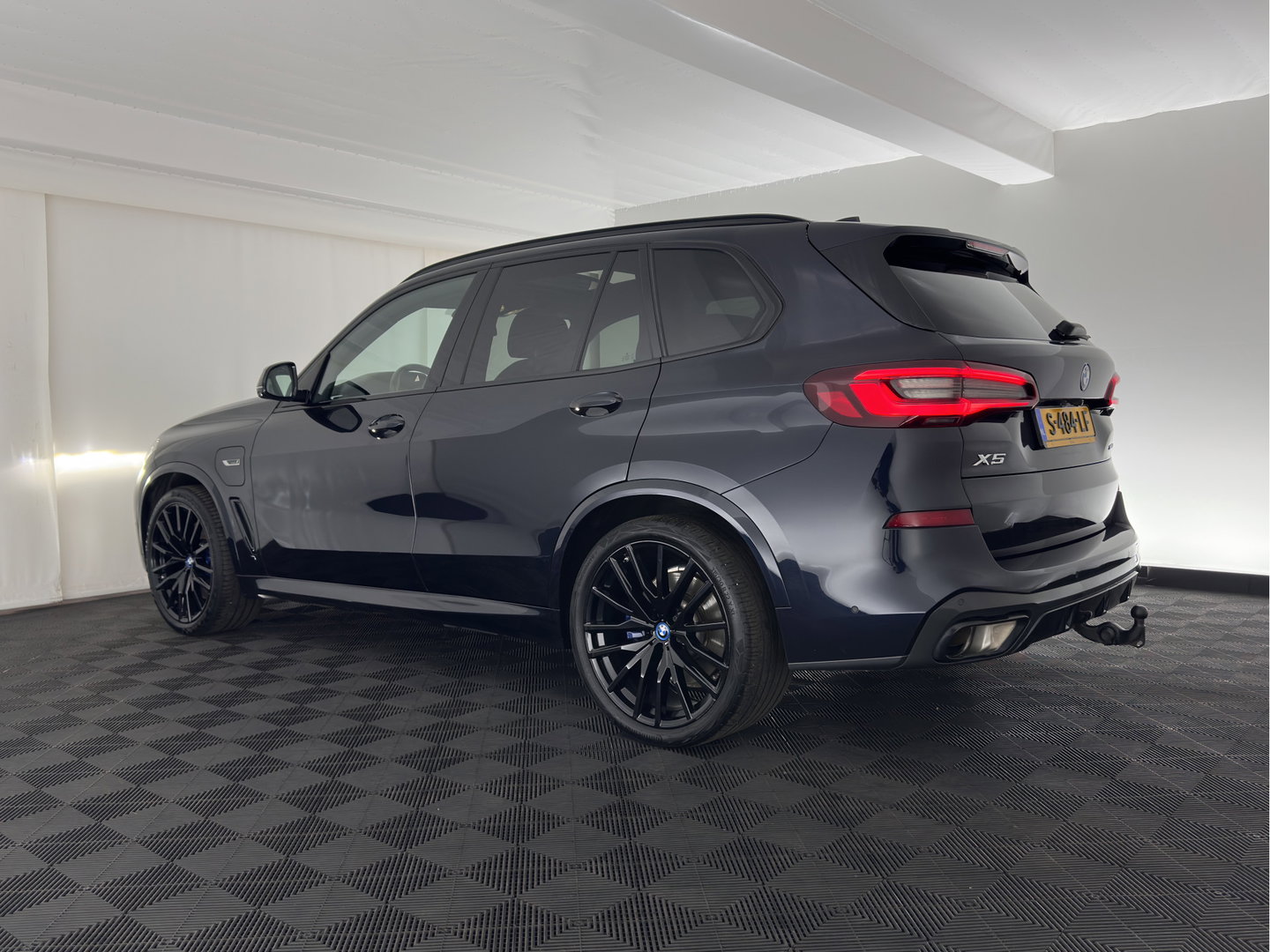 BMW X5 xDrive45e M-Sportpack High Executive (Plug-In) {SoH-91%} (INCL-BTW) *PANO | LEATHER | LASER-LED | HARMAN/KARDON | MEMORY-PACK | TOPVIEW | ADAPTIVE-CRUISE | BLINDSPOT | DIGI-COCKPIT | PRIVACY-GLASS | SHIFTPADDLES | HEAD-UP | TOWBAR | 22''A