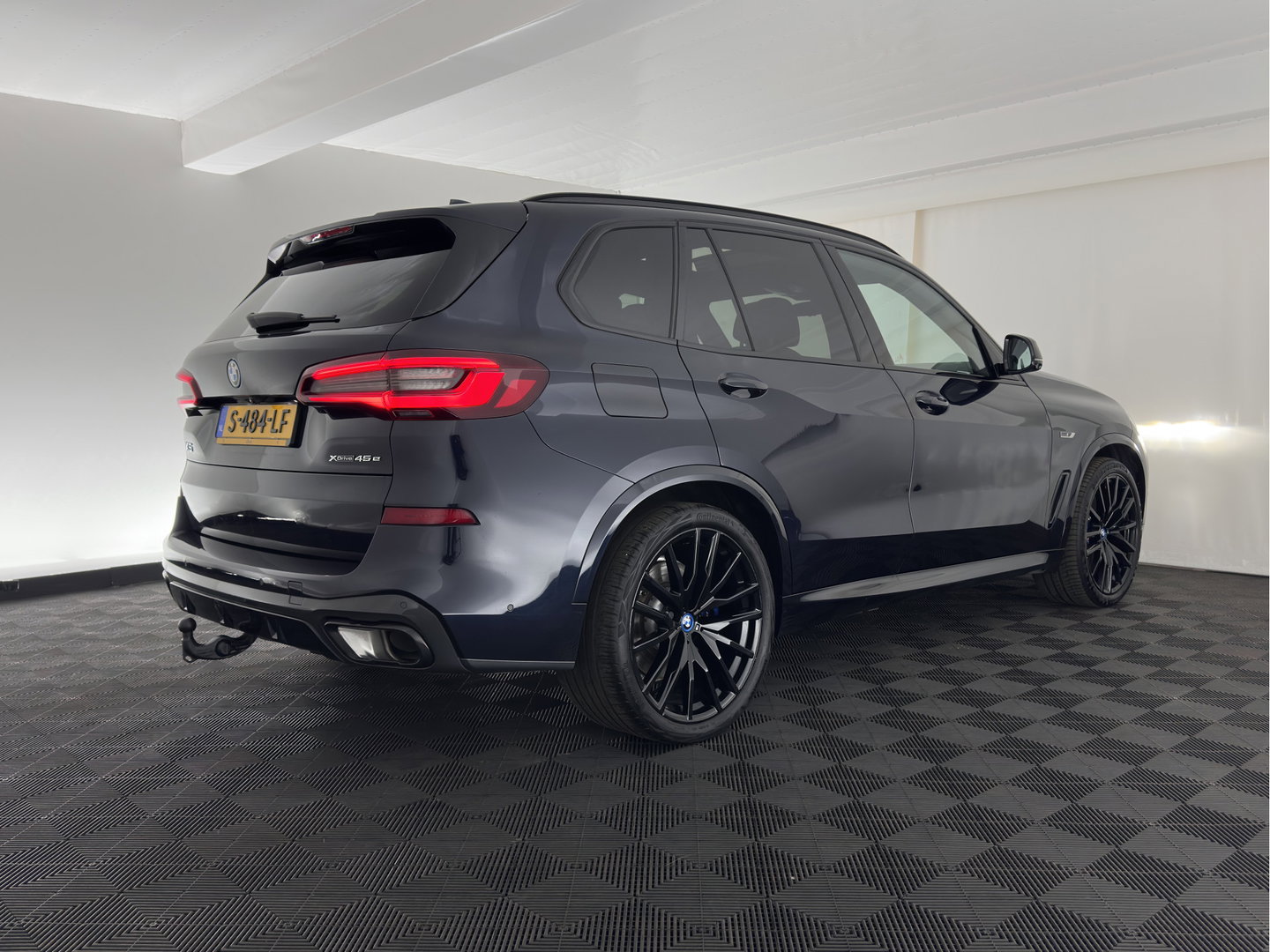 BMW X5 xDrive45e M-Sportpack High Executive (Plug-In) {SoH-91%} (INCL-BTW) *PANO | LEATHER | LASER-LED | HARMAN/KARDON | MEMORY-PACK | TOPVIEW | ADAPTIVE-CRUISE | BLINDSPOT | DIGI-COCKPIT | PRIVACY-GLASS | SHIFTPADDLES | HEAD-UP | TOWBAR | 22''A
