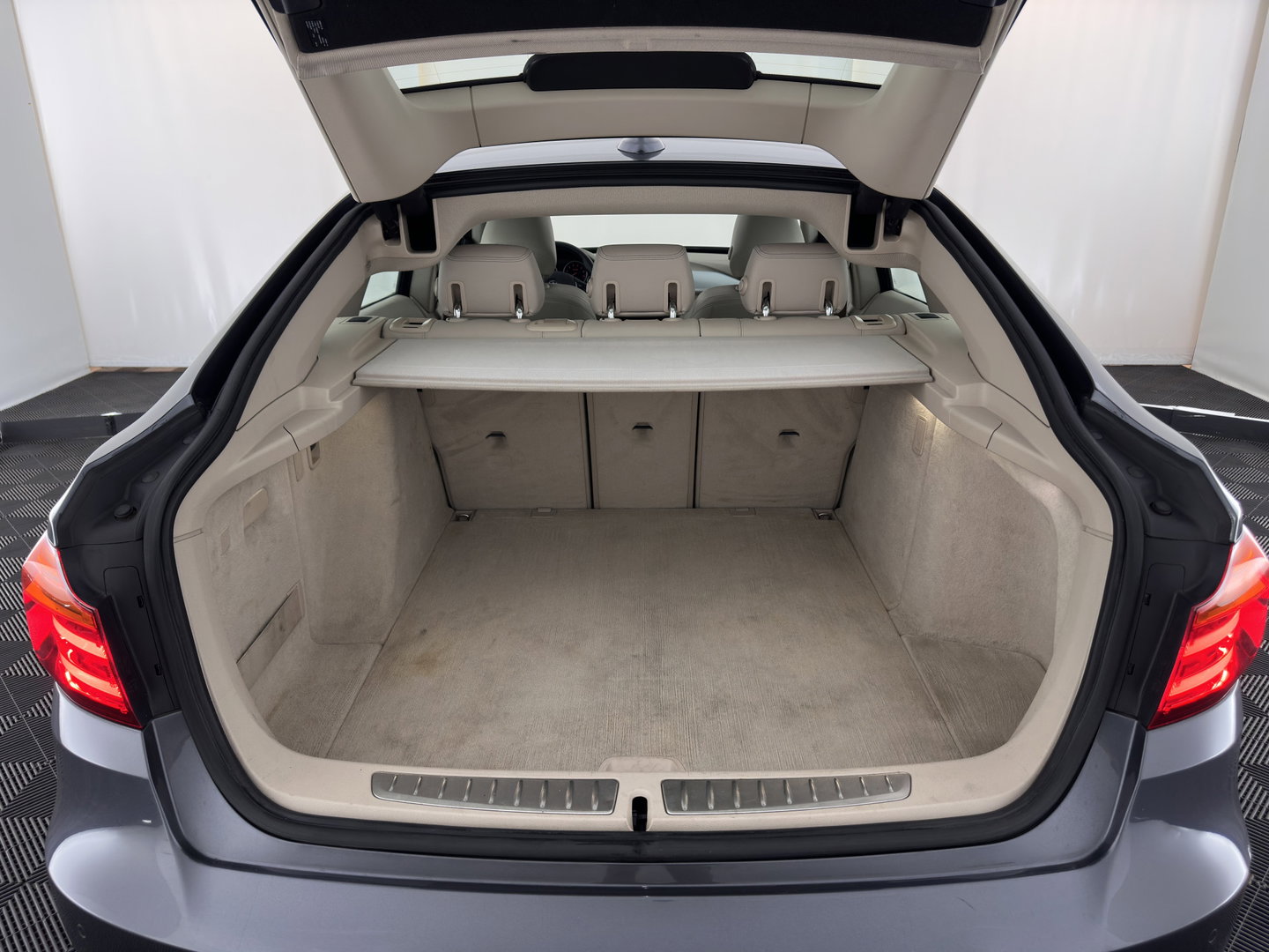 BMW 3-serie Gran Turismo 320i High Executive *PANO | LEATHER | FULL-LED | HEATED-COMFORTSEATS | NAVI-FULLMAP | ECC | PDC | CRUISE | TOWBAR | 18''ALU*