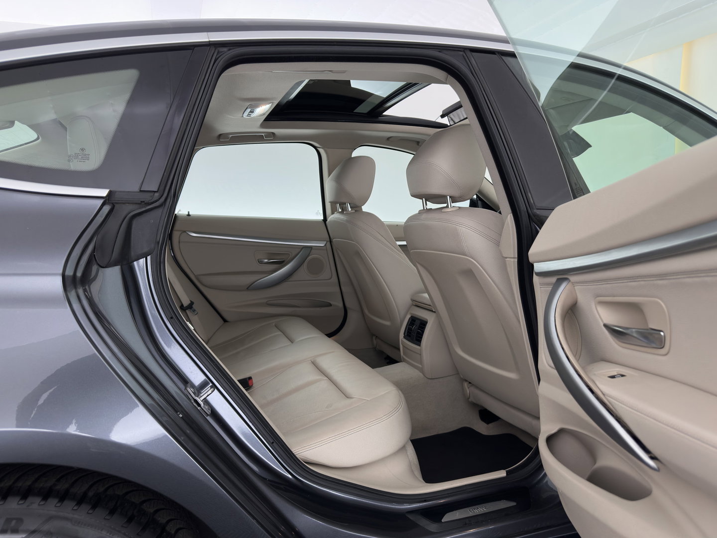 BMW 3-serie Gran Turismo 320i High Executive *PANO | LEATHER | FULL-LED | HEATED-COMFORTSEATS | NAVI-FULLMAP | ECC | PDC | CRUISE | TOWBAR | 18''ALU*