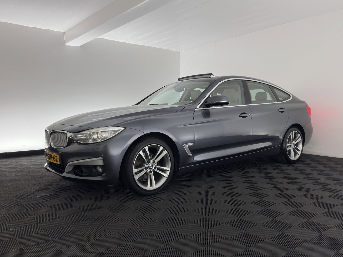 BMW 3-serie Gran Turismo 320i High Executive *PANO | LEATHER | FULL-LED | HEATED-COMFORTSEATS | NAVI-FULLMAP | ECC | PDC | CRUISE | TOWBAR | 18''ALU*