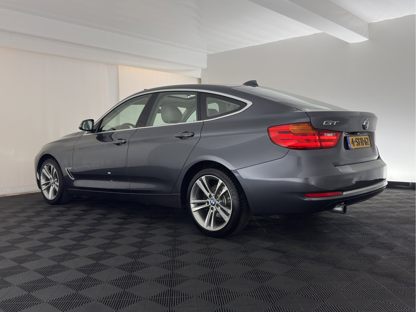 BMW 3-serie Gran Turismo 320i High Executive *PANO | LEATHER | FULL-LED | HEATED-COMFORTSEATS | NAVI-FULLMAP | ECC | PDC | CRUISE | TOWBAR | 18''ALU*